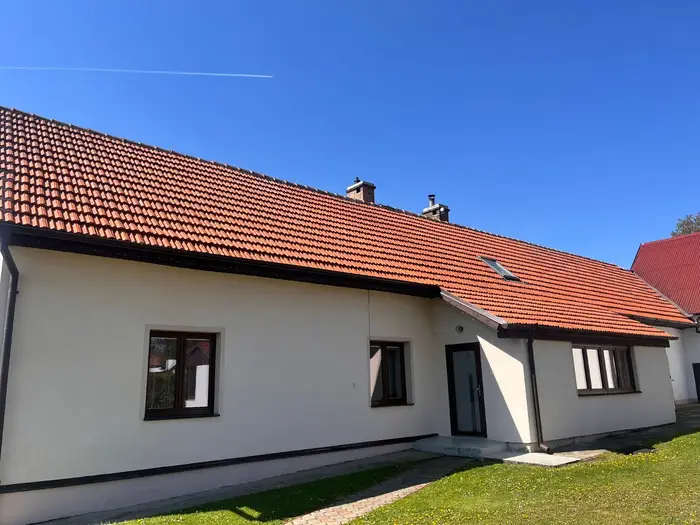 Vyčištěná střecha rodinného domu