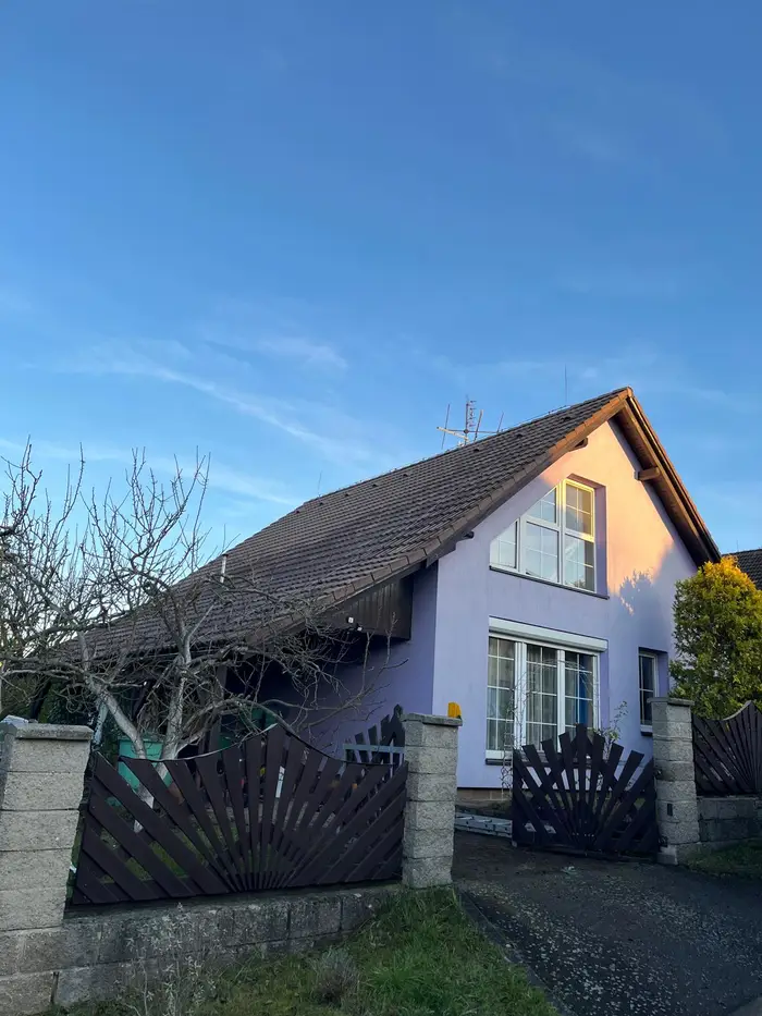 Vyčištěná střecha rodinného domu