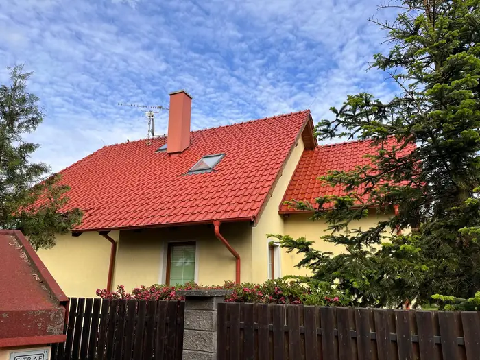 Vyčištěná střecha rodinného domu
