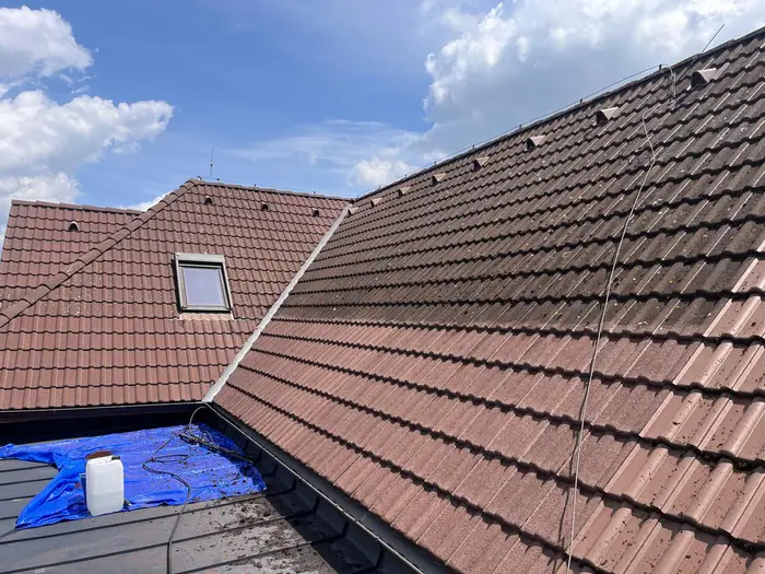 Vyčištěná střecha rodinného domu