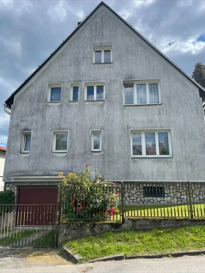 Vyčištěná fasáda domu