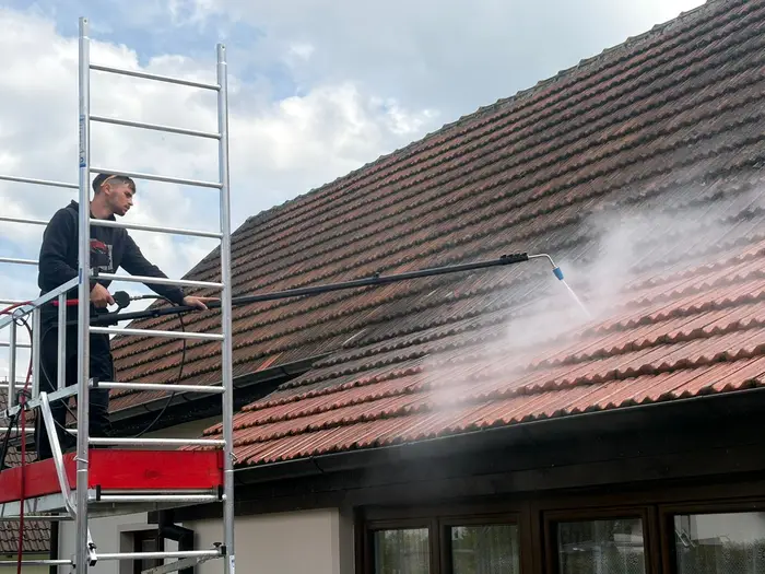 Tým Wapeko při čištění exteriéru