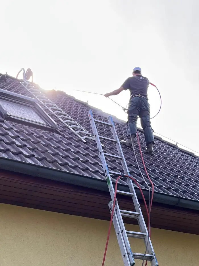 Tým Wapeko při čištění exteriéru