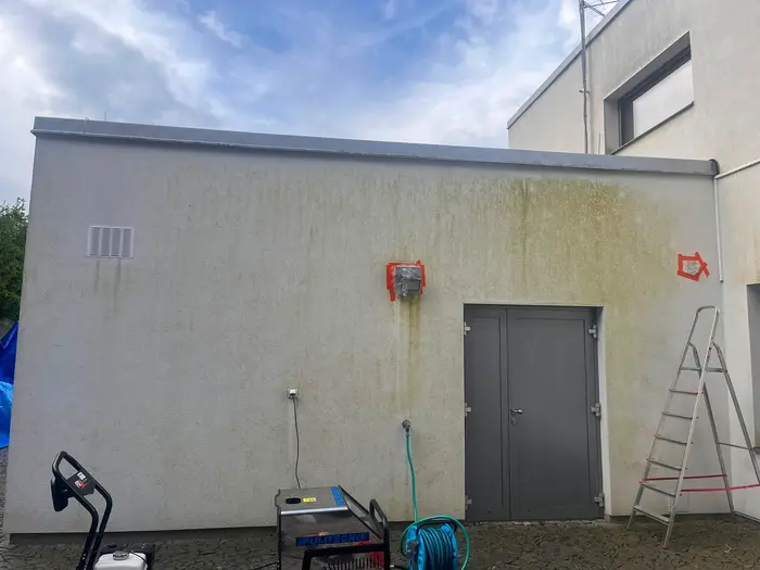Zašlá fasáda před čištěním