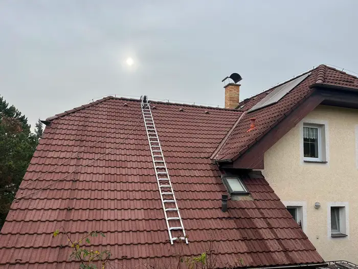 Vyčištěná střecha rodinného domu