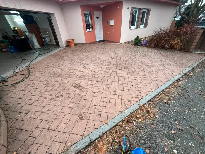 Znečištěná zámková dlažba před čištěním