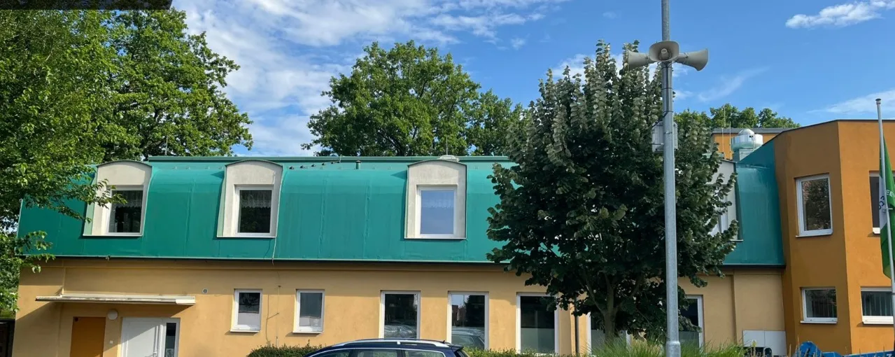 Fasáda budovy školky před a po čištění v Plané nad Lužnicí — po čištění