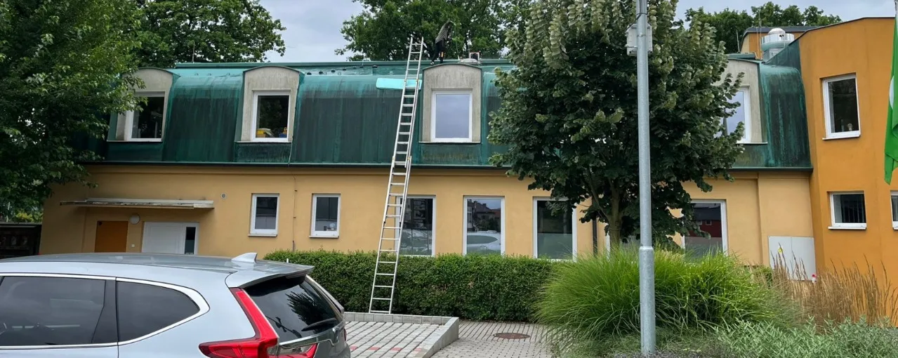 Fasáda budovy školky před a po čištění v Plané nad Lužnicí — před čištěním
